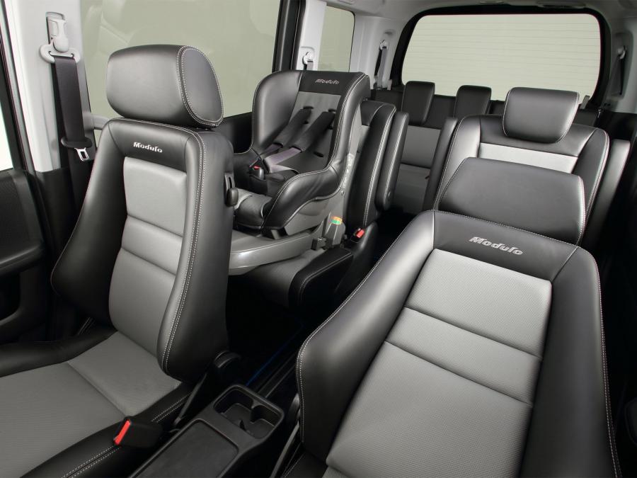  Honda Stepwgn Spada by Modulo 2013 года  (фото 2 из 4)